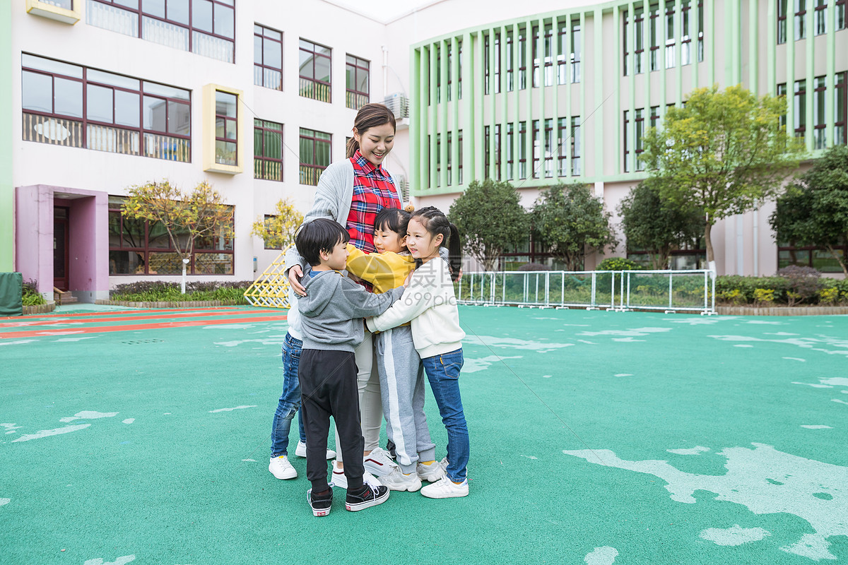 幼儿园户外孩子拥抱老师