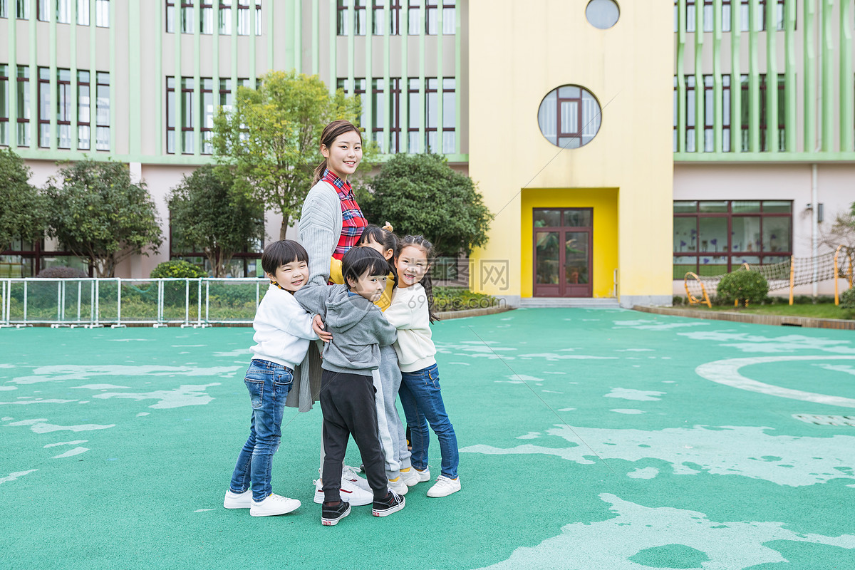 幼儿园户外幼孩子拥抱老师