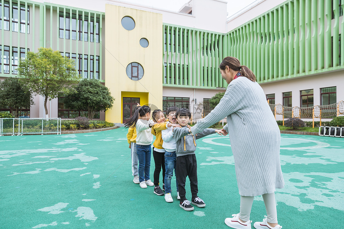 幼儿园老师带孩子排队