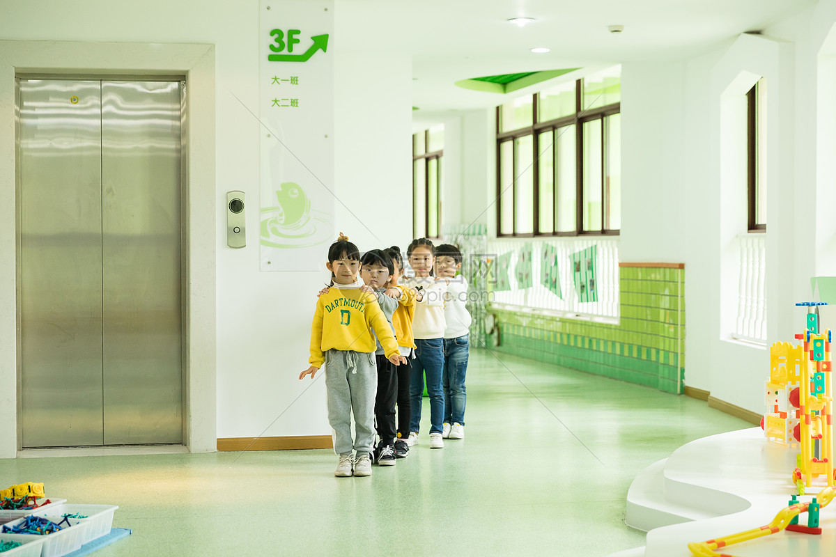 幼儿园儿童排队走路
