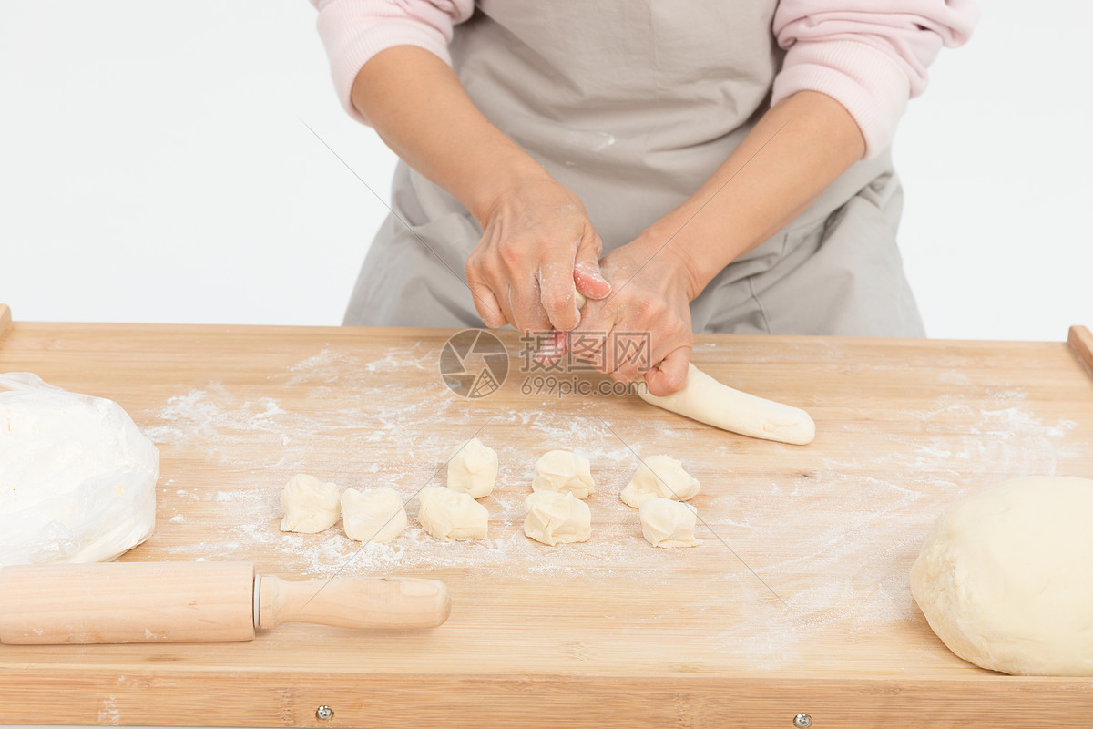 揪剂子捏面团包饺子