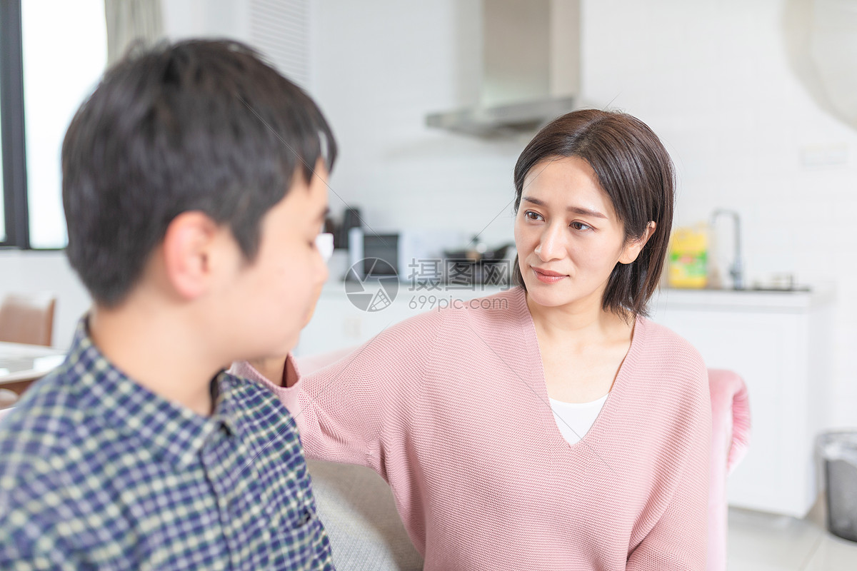 妈妈安慰孩子