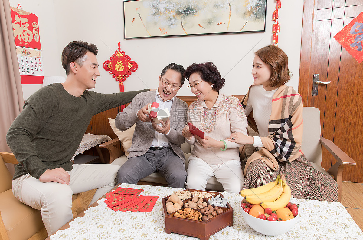 过年一家人团聚