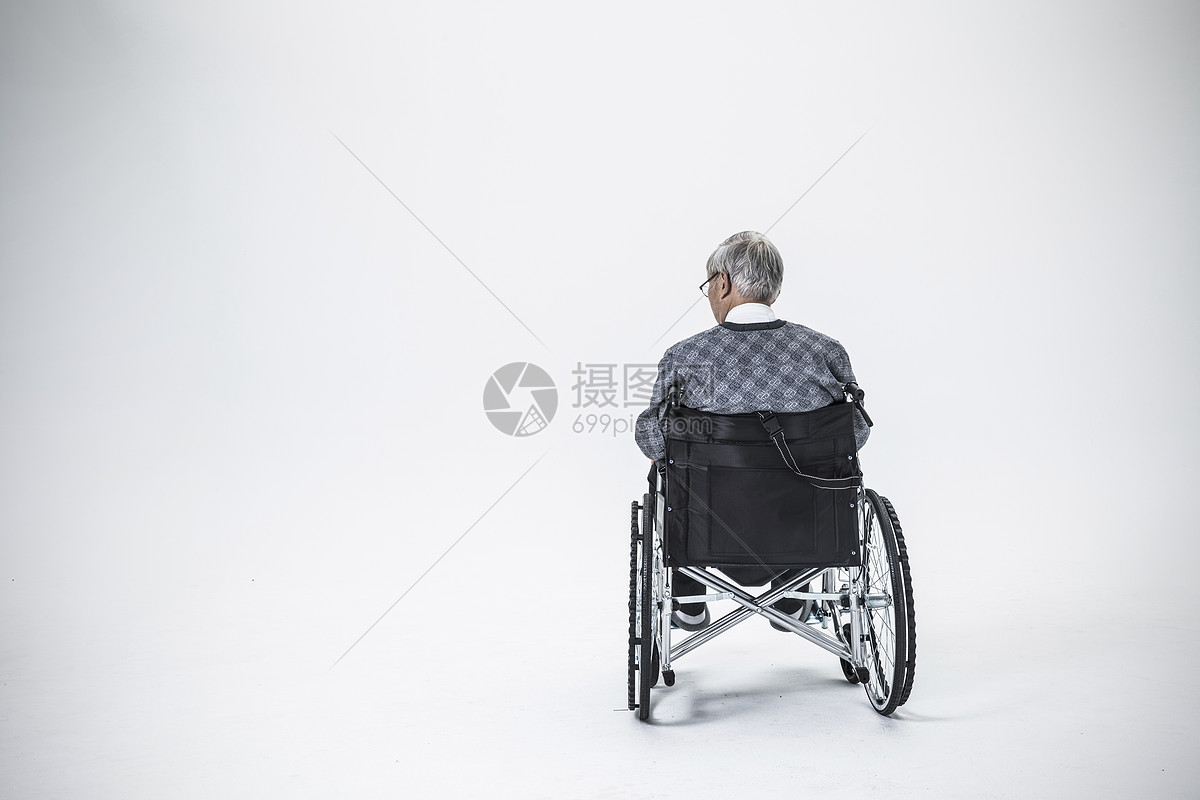 独自坐轮椅的老人
