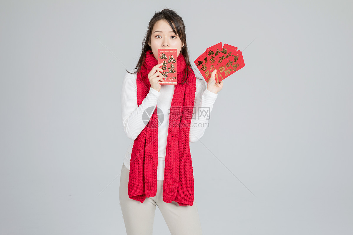 拿着红包的美女