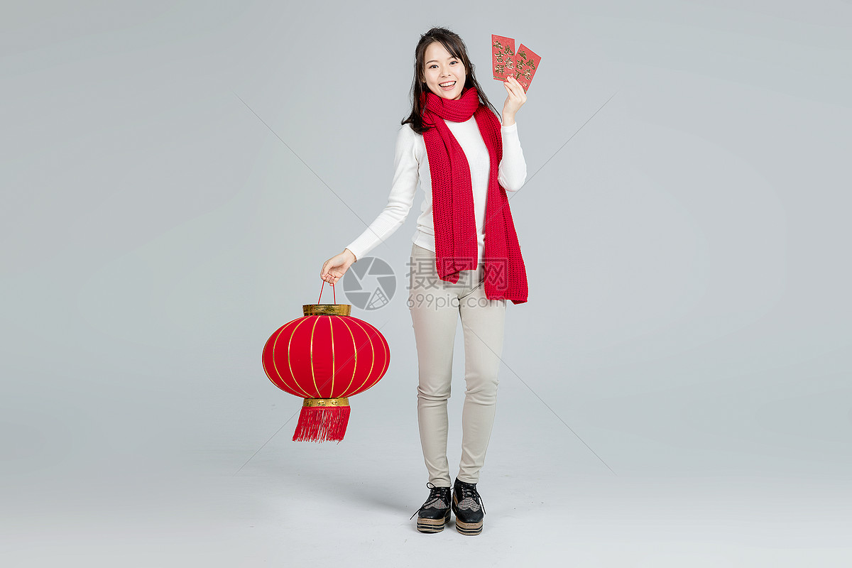提灯笼拿红包的美女