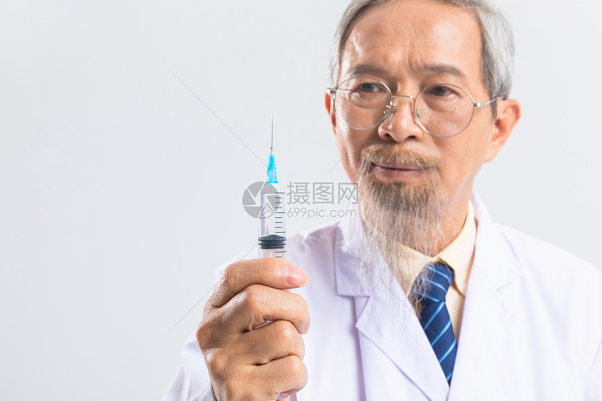 医生手拿针管
