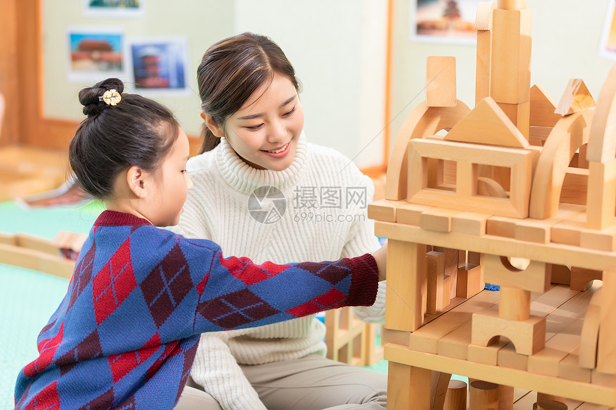 幼儿园老师陪学生玩积木