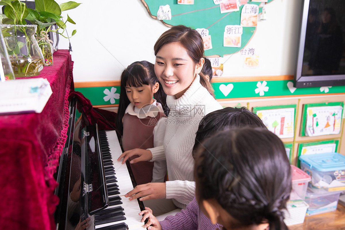 幼儿园老师带小朋友弹钢琴jpg