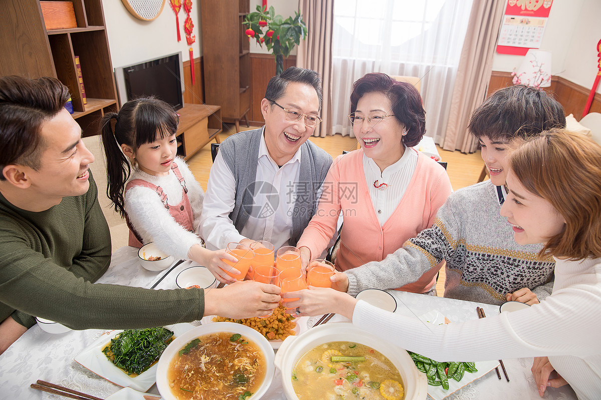 春节家庭团聚干杯