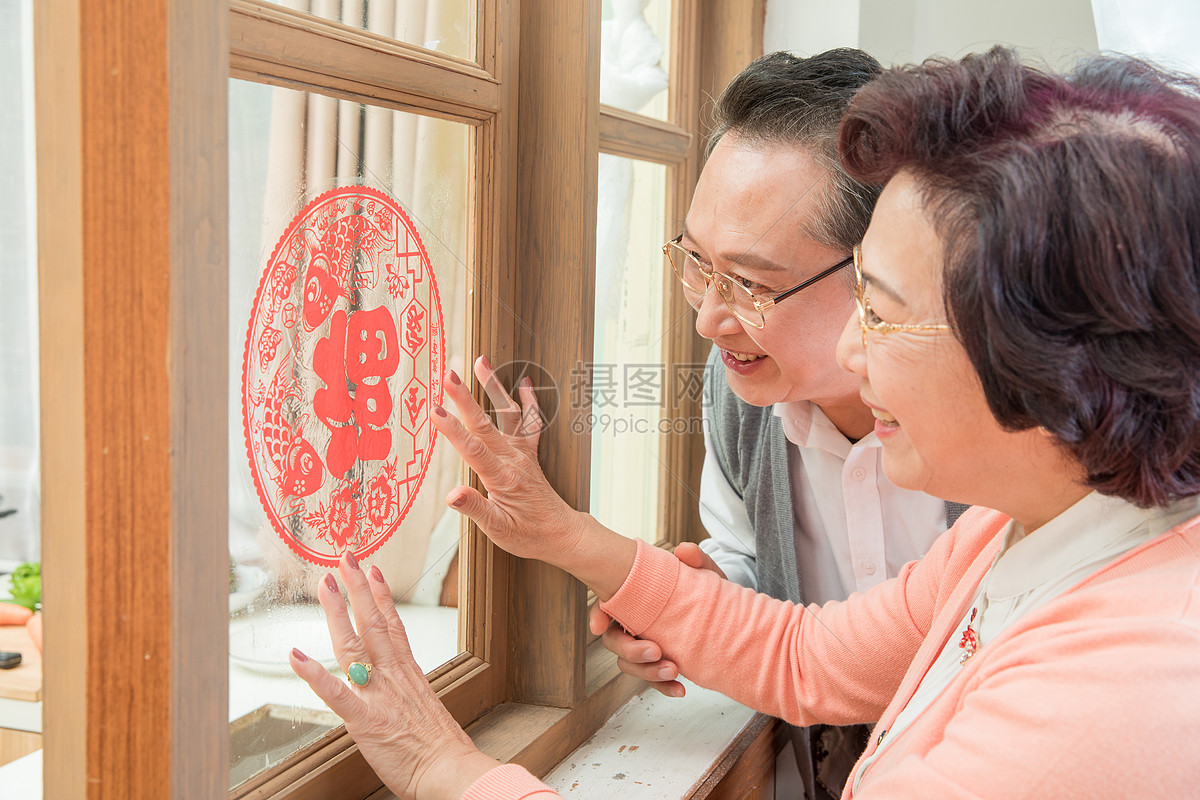 爷爷奶奶春节贴窗花