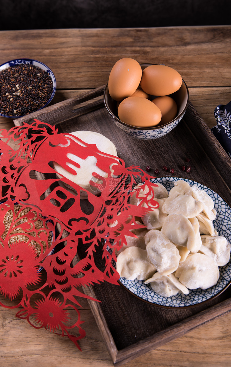 春节包饺子