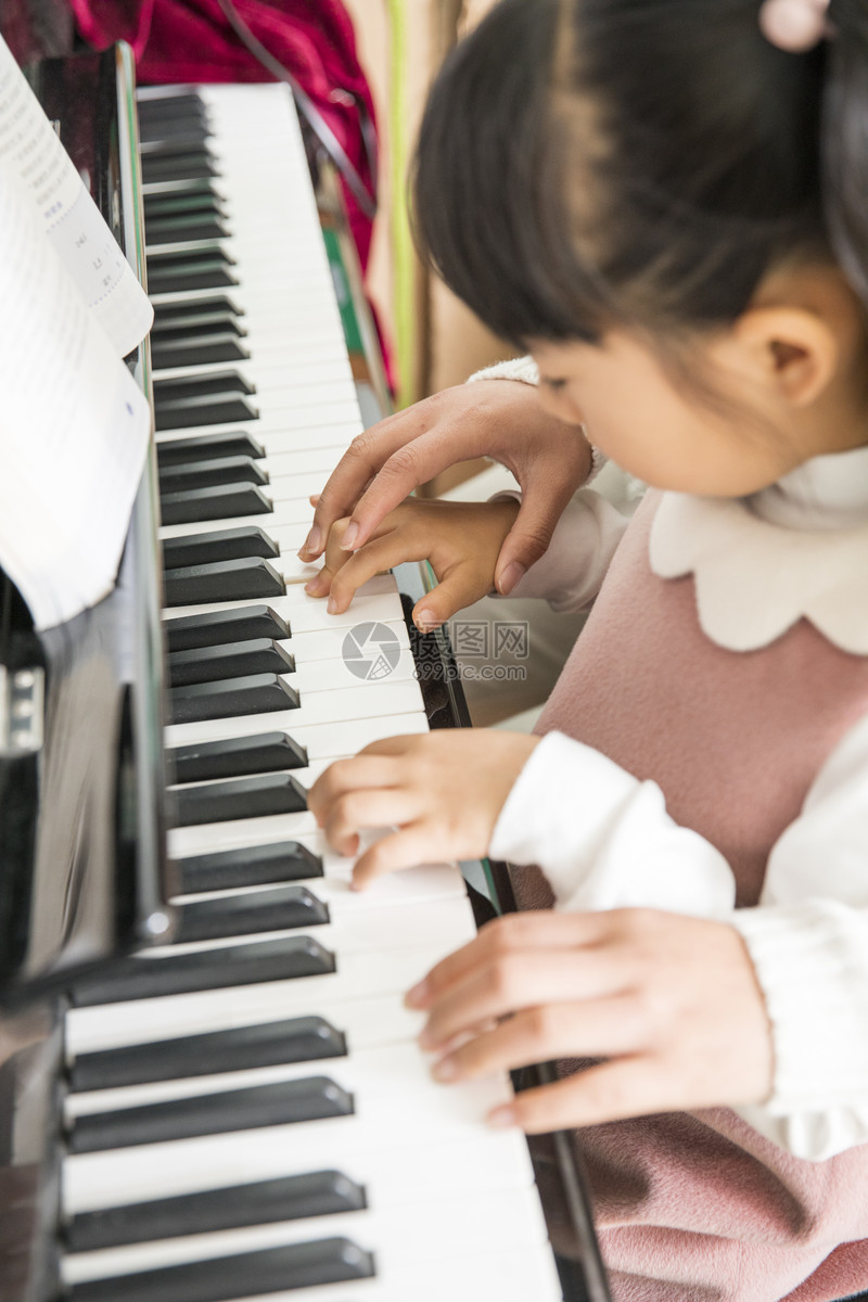 幼儿园老师教弹钢琴