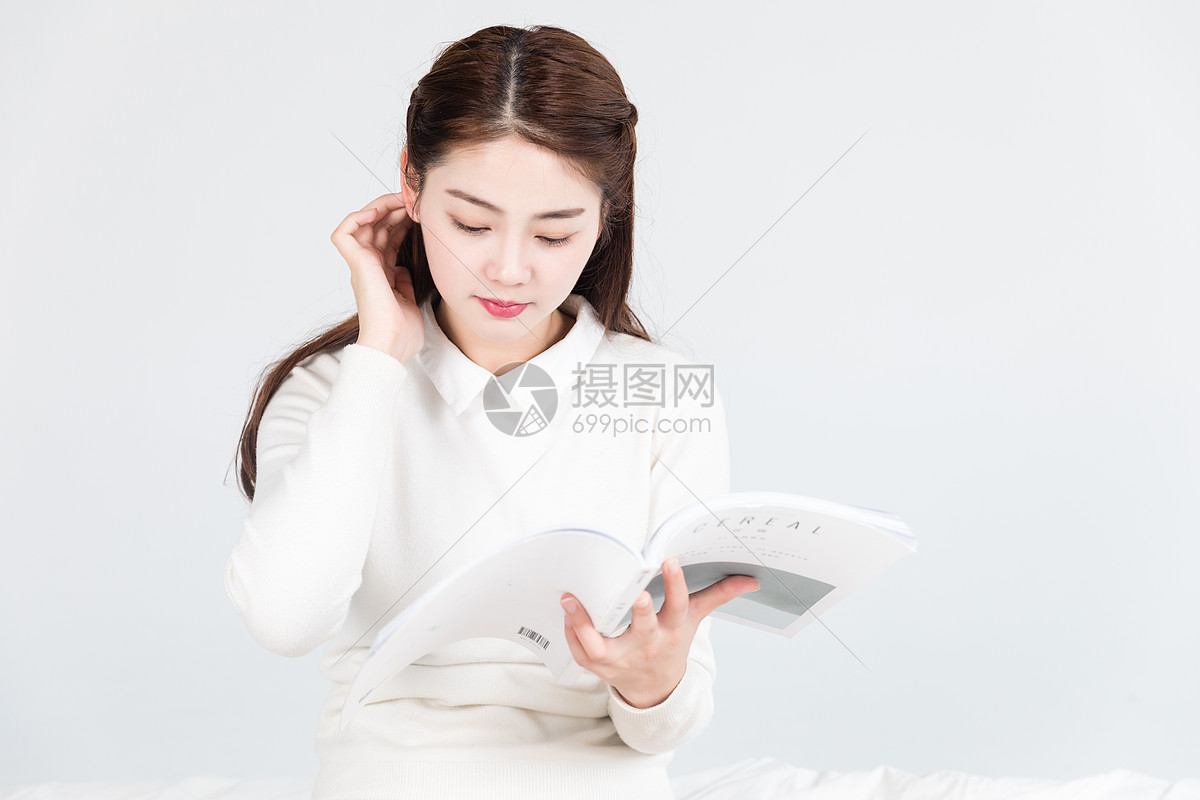 女性阅读书本