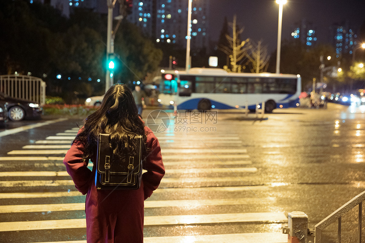 孤独的少女等待过马路背影