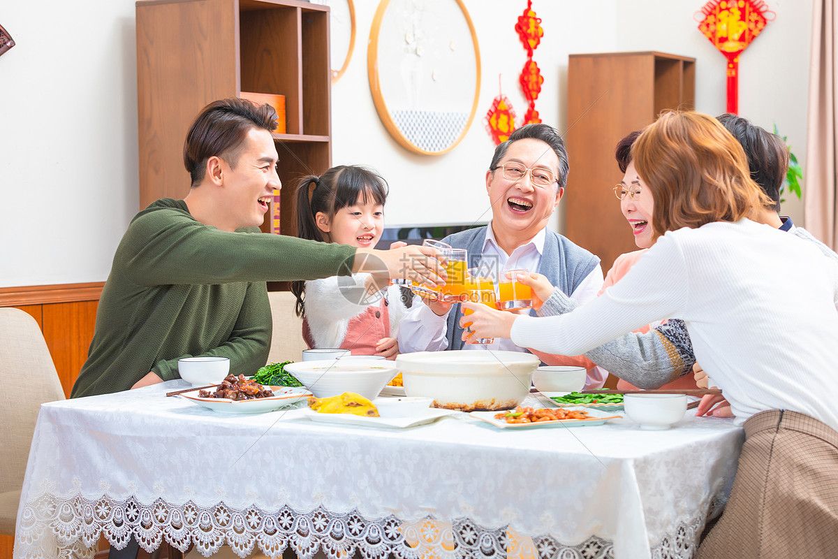 家庭过年团圆饭