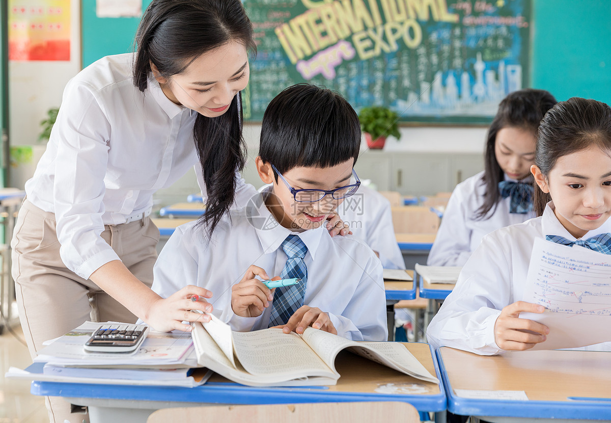 老师辅导学生作业