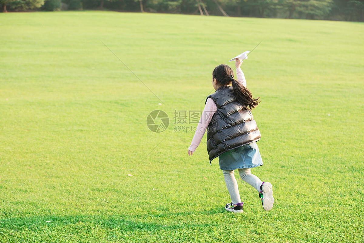 玩纸飞机的小女孩