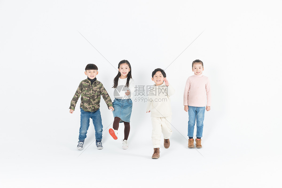 儿童们快乐走路