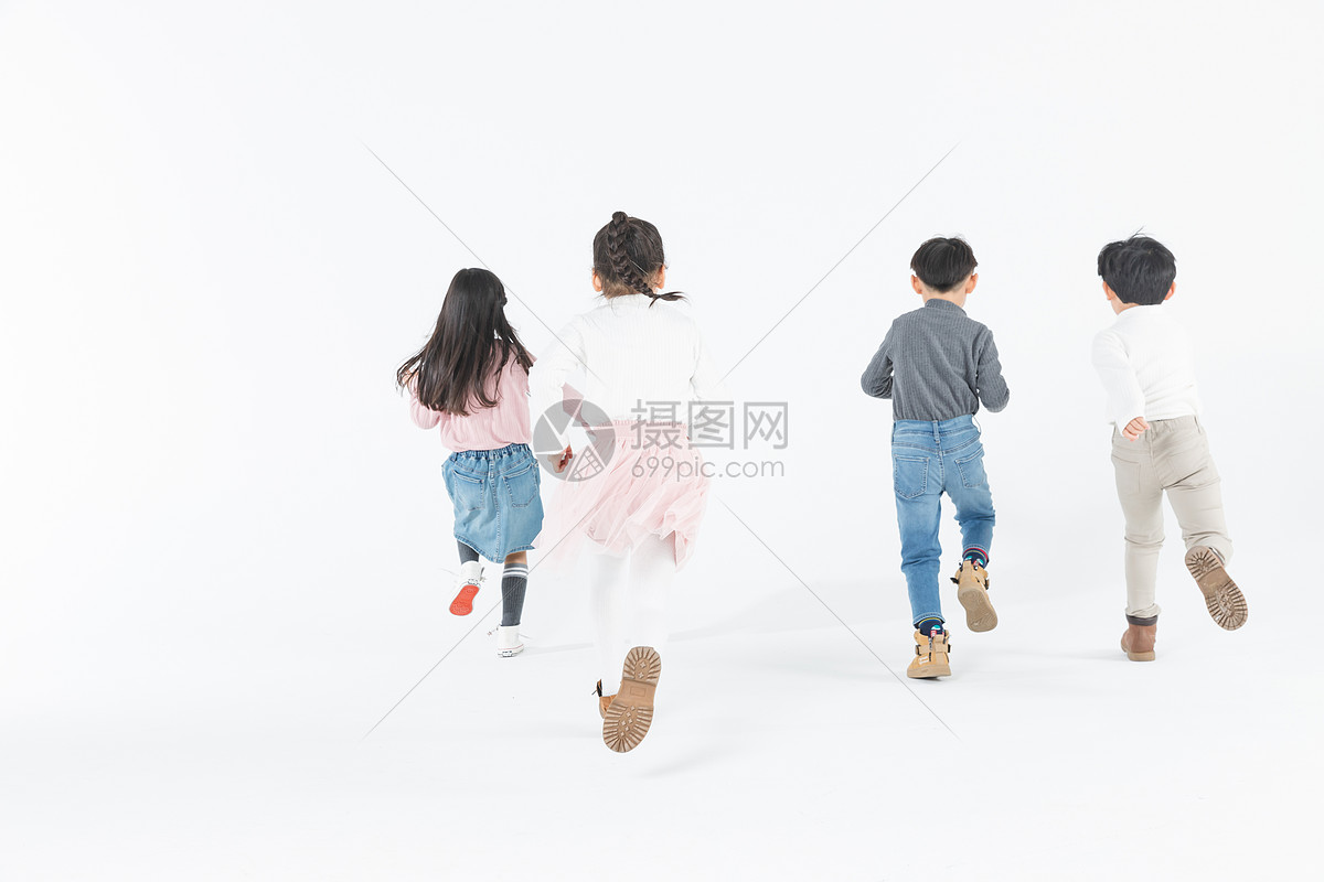 儿童们快乐奔跑背影