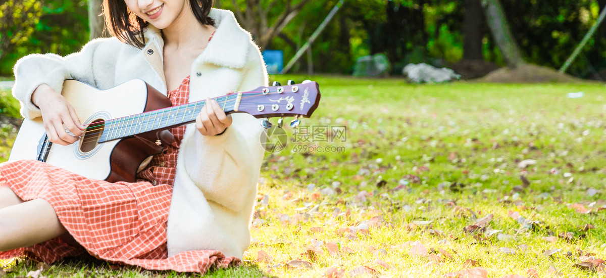 文艺女性草坪弹吉他