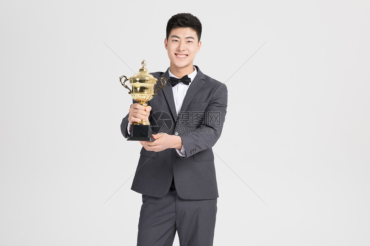 商务人士举奖杯
