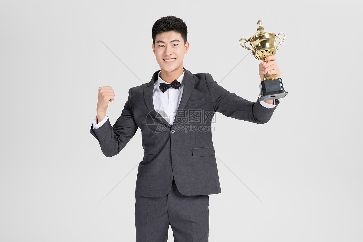 商务人士举奖杯