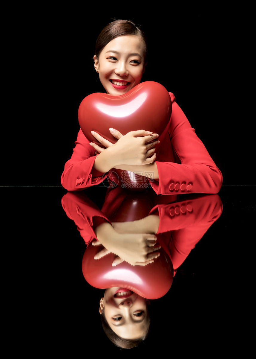 红西装美女与爱心气球