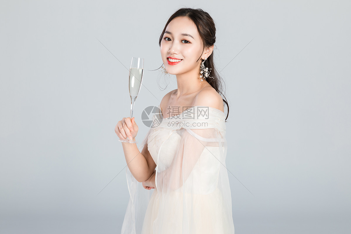 优雅的女人手拿香槟酒杯