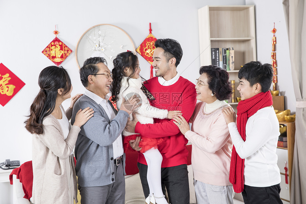 新年一家人交谈
