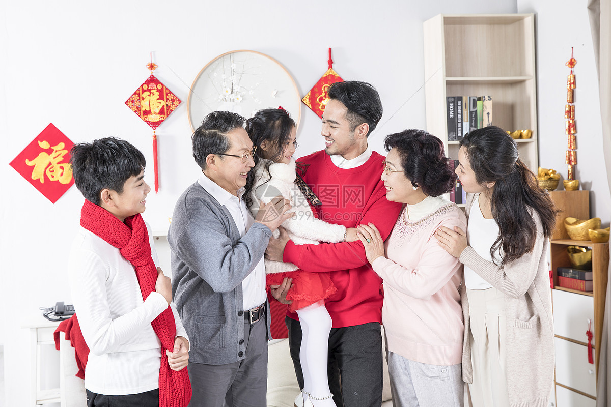 新年一家人交谈
