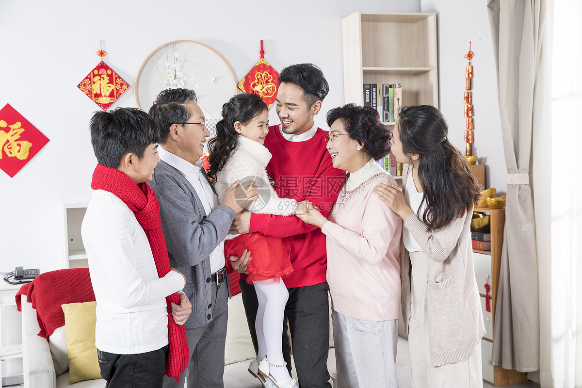 新年一家人交谈