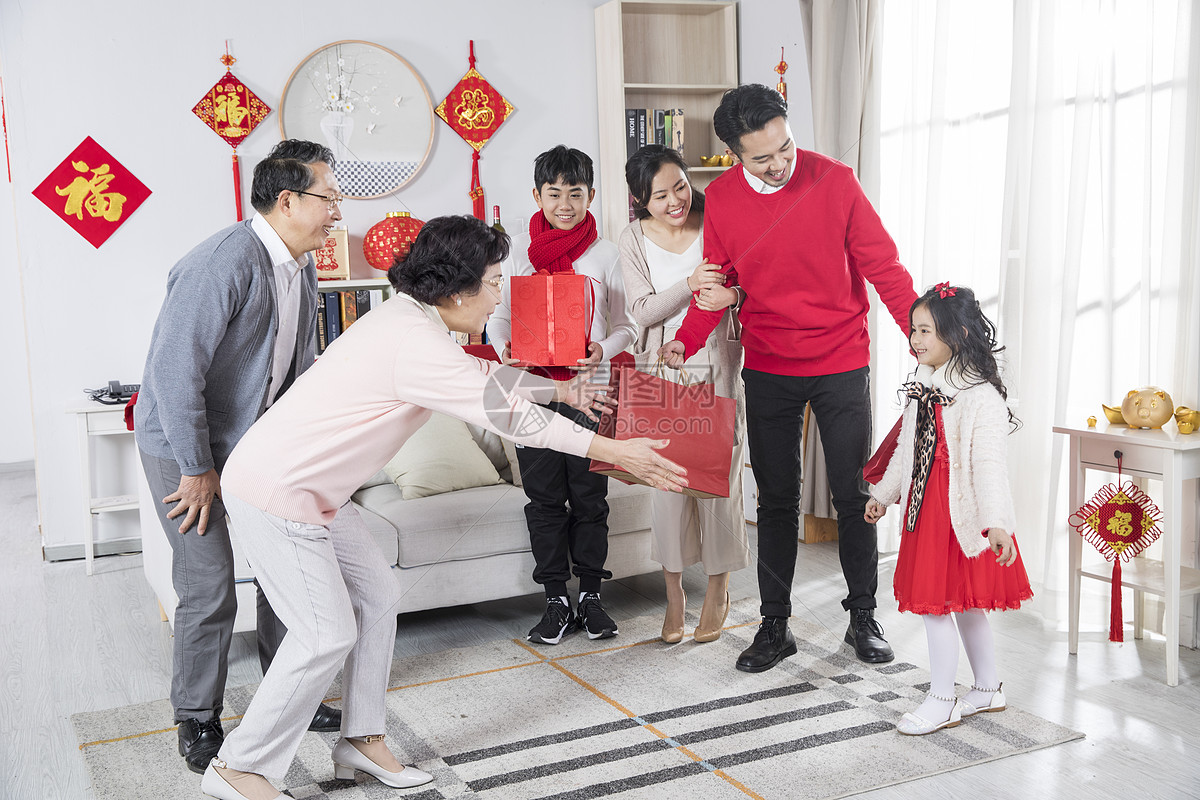 新年一家人奶奶孙女拥抱