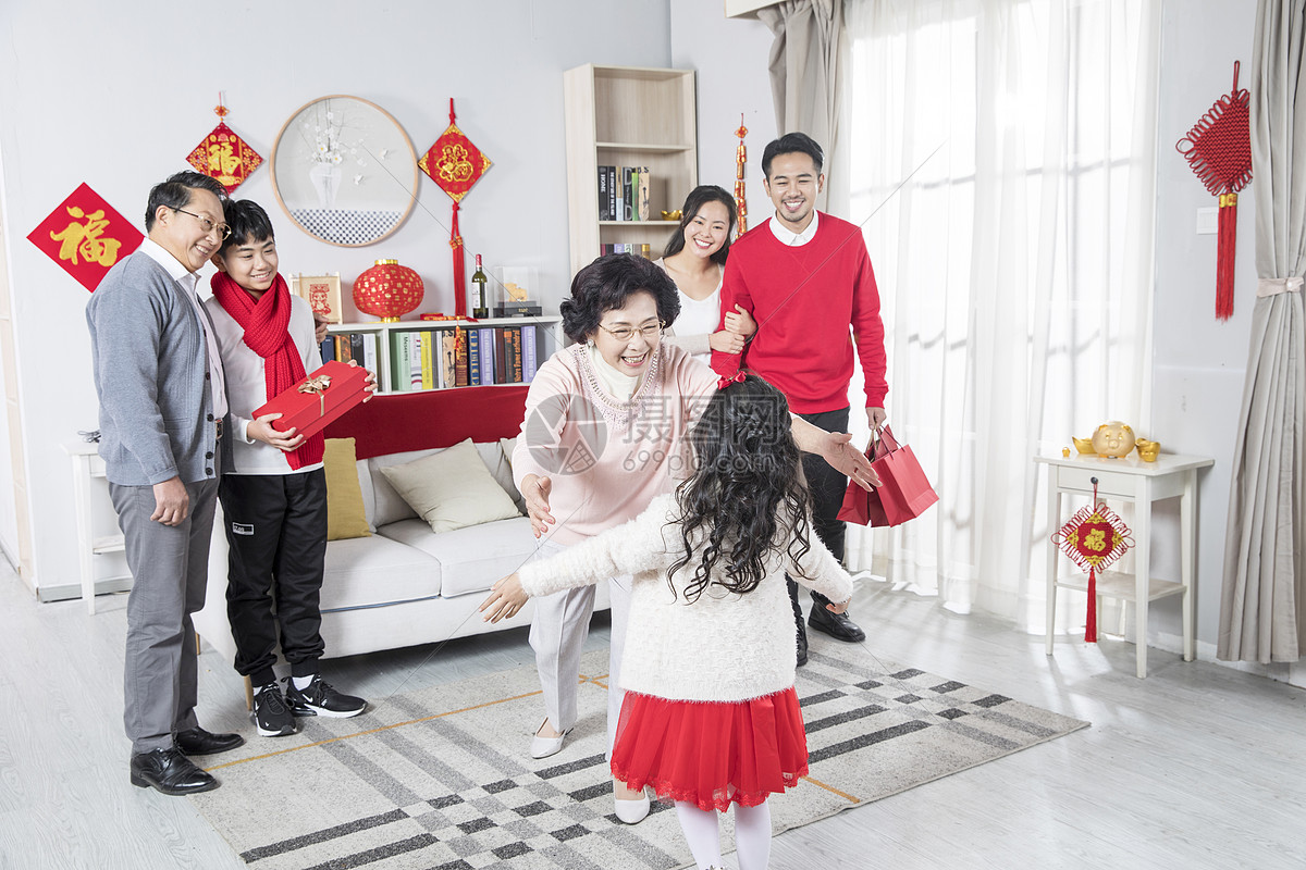 图片 照片 人物情感 新年一家人奶奶孙女拥抱.