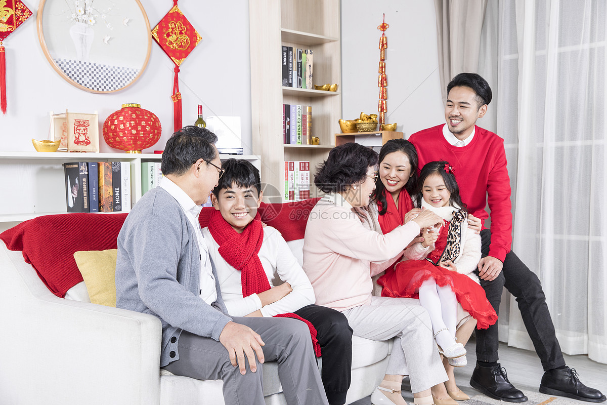 新年一家人交谈发红包