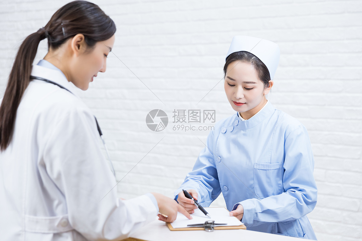 医院前台医生询问护士