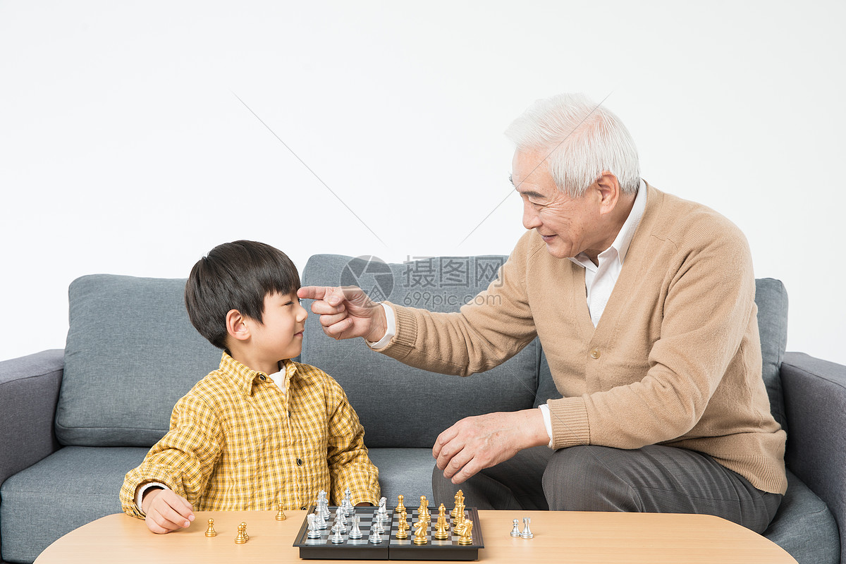 祖孙在沙发上下棋