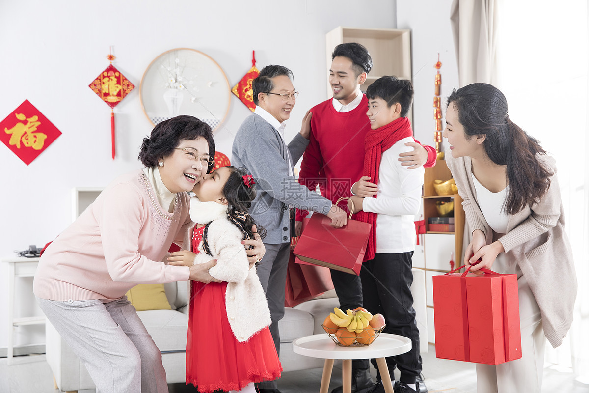 新年一家人拜年