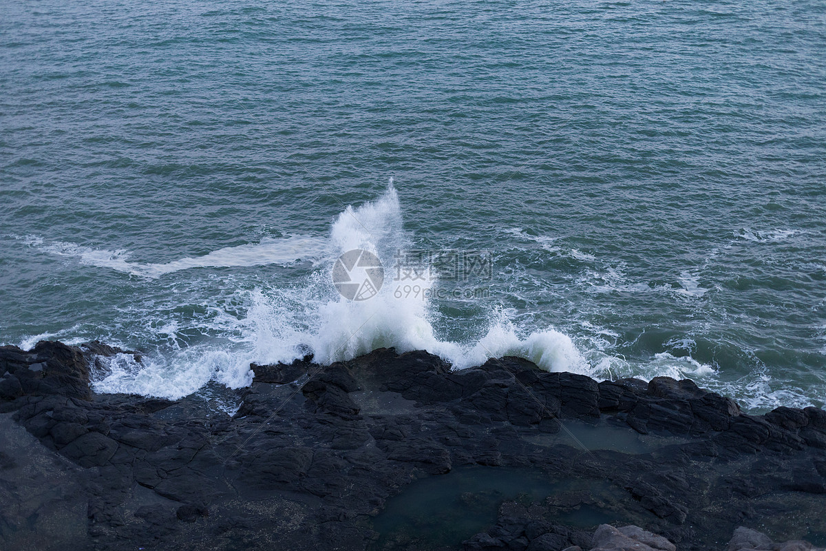 海浪拍打礁石