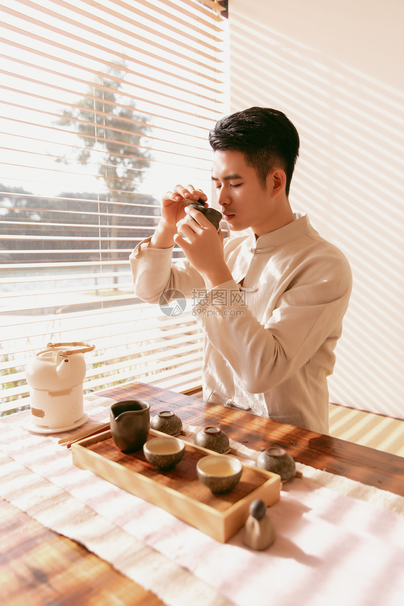 男茶艺师喝茶