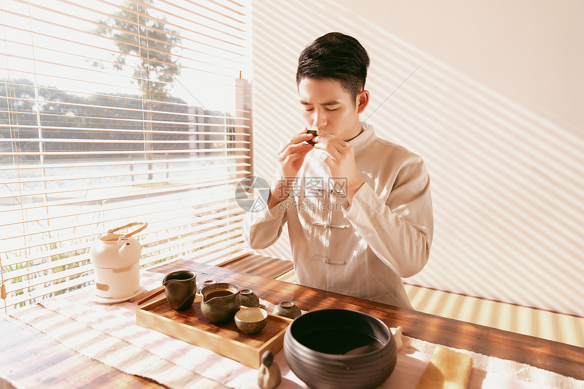 男茶艺师喝茶