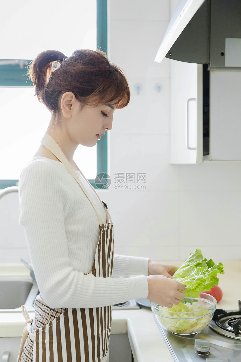 家庭主妇做早餐