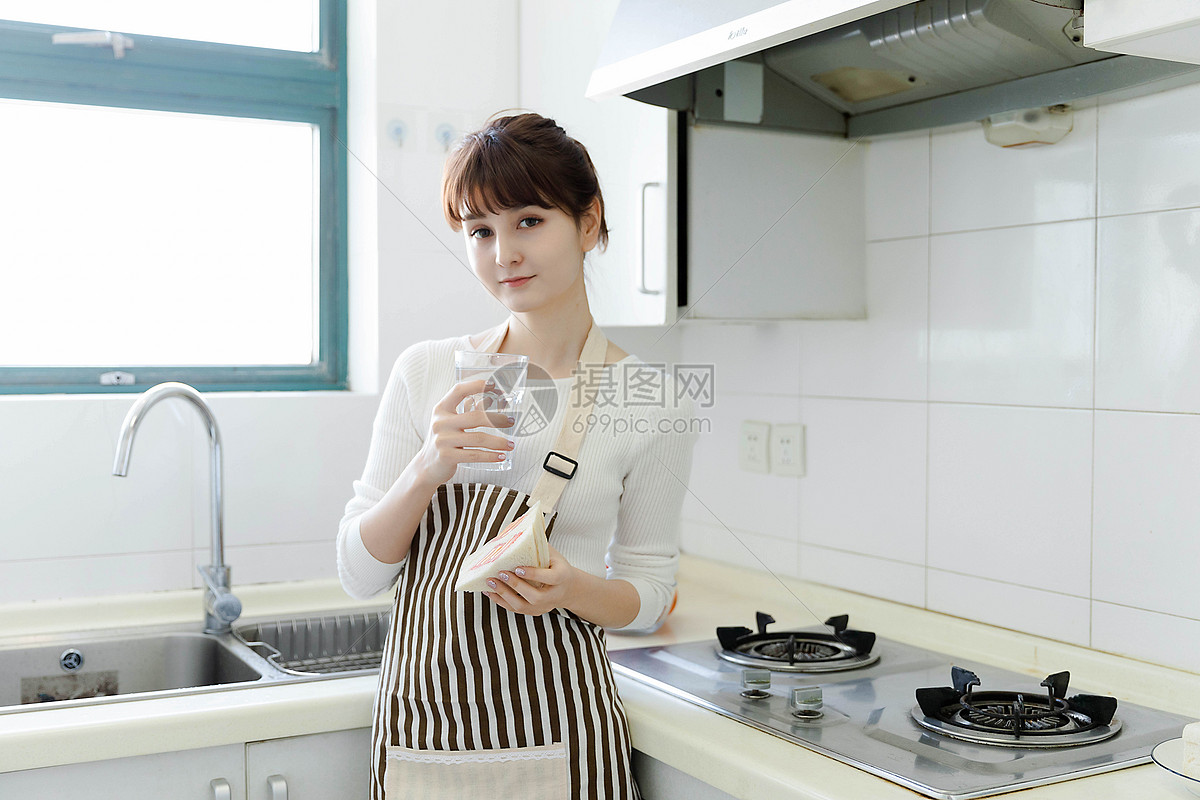 厨房里吃早餐的家庭主妇