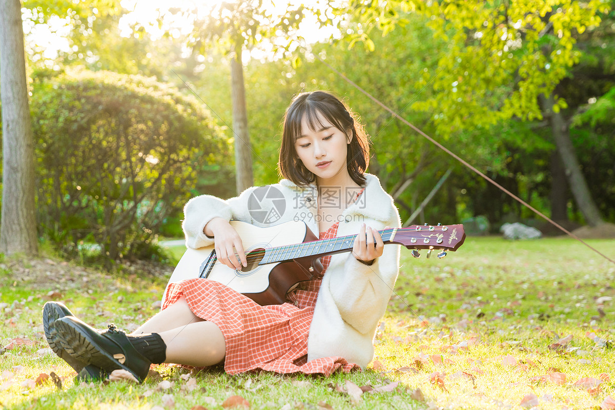 文艺女生弹吉他