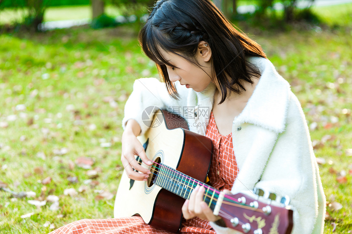 文艺女生弹吉他