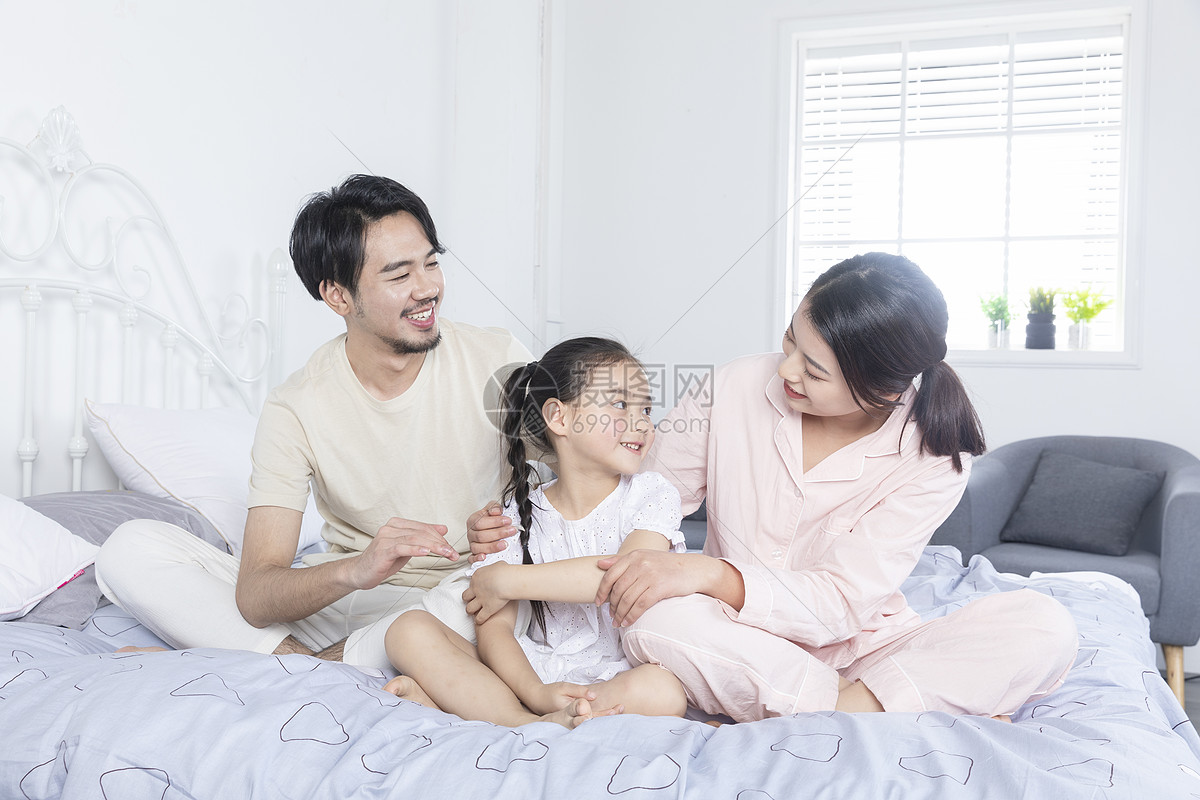 一家三口卧室生活