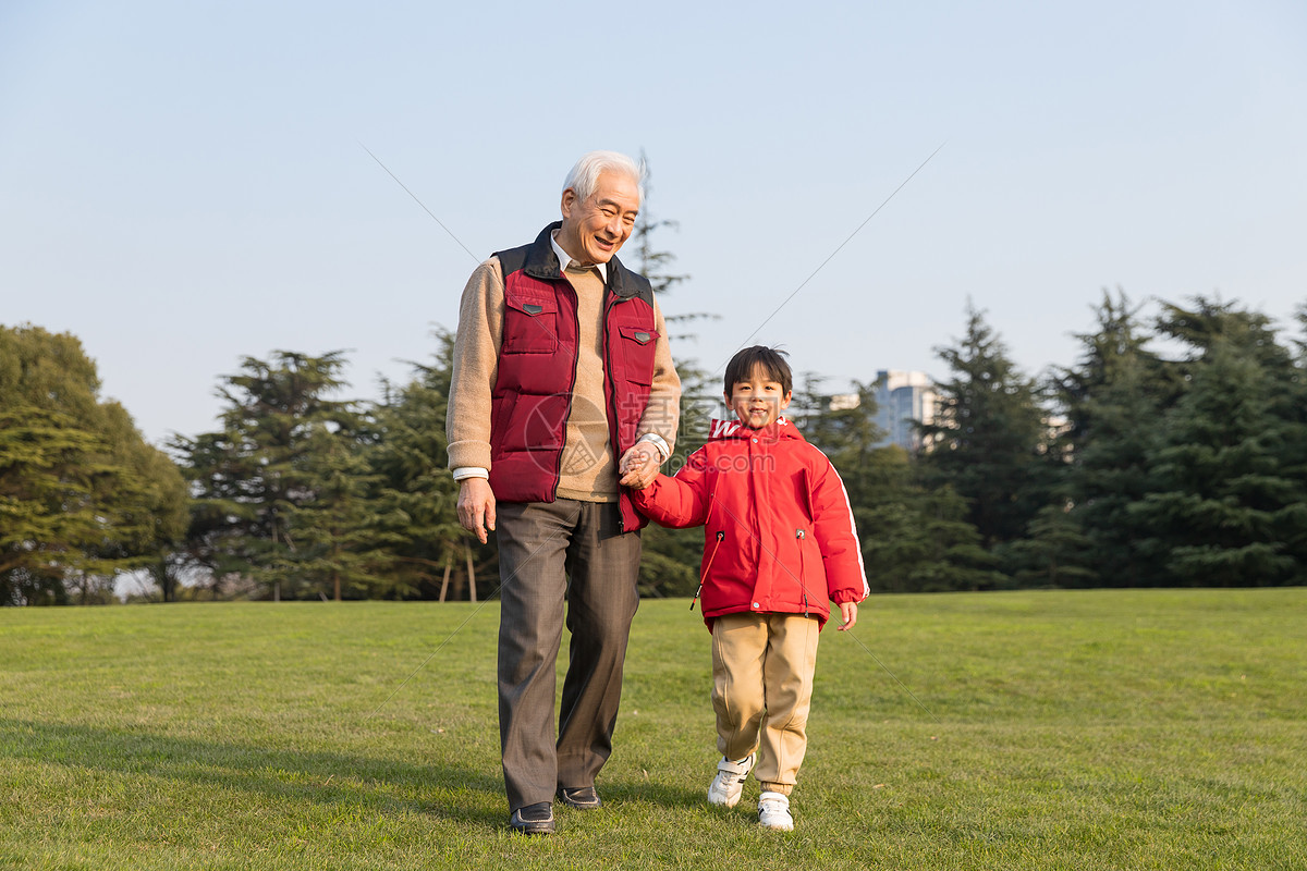 祖父抱着孙子，享受抚慰和温柔的时刻 库存照片. 图片 包括有 系列, 血统, 严紧, 家庭, 保护, 富感情的 - 165811434