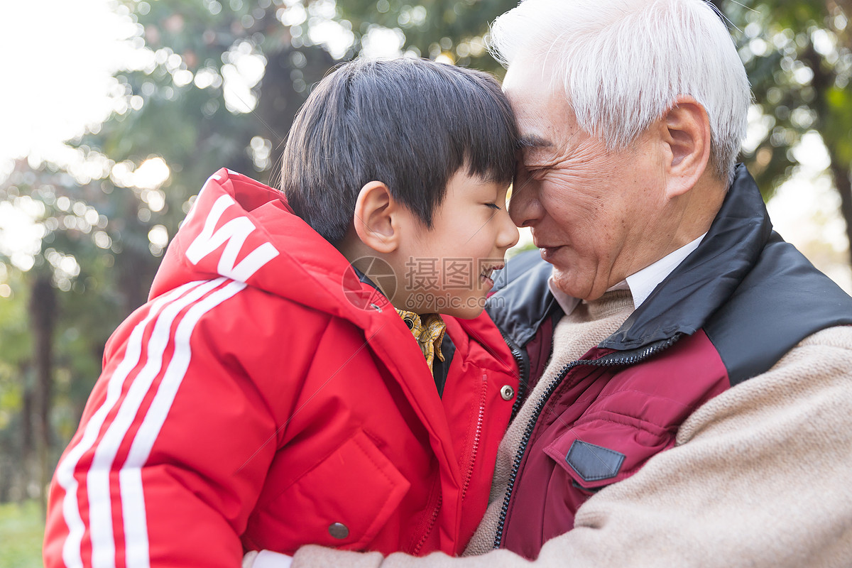 祖孙情爷爷和孙子顶头