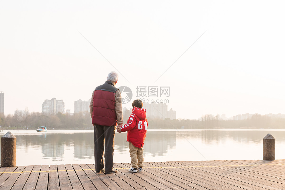 祖孙情夕阳下爷爷牵孙子背影