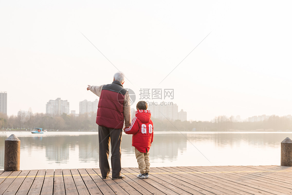 祖孙情夕阳下爷爷牵孙子背影